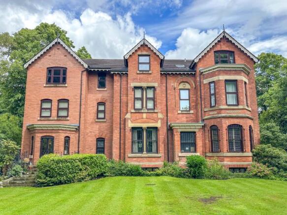 2 bed property, in Westleigh, £400,000