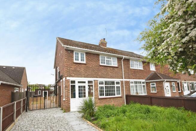 3 bed property, in Baddow Hall Crescent, £550,000