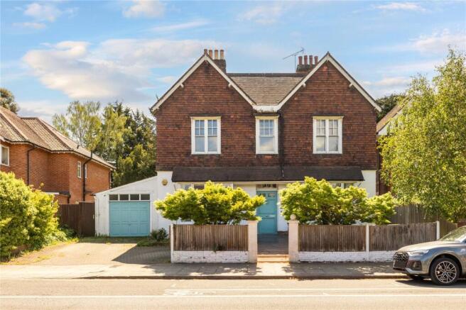 6 bed property, in Upper Richmond Road West, £2,750,000