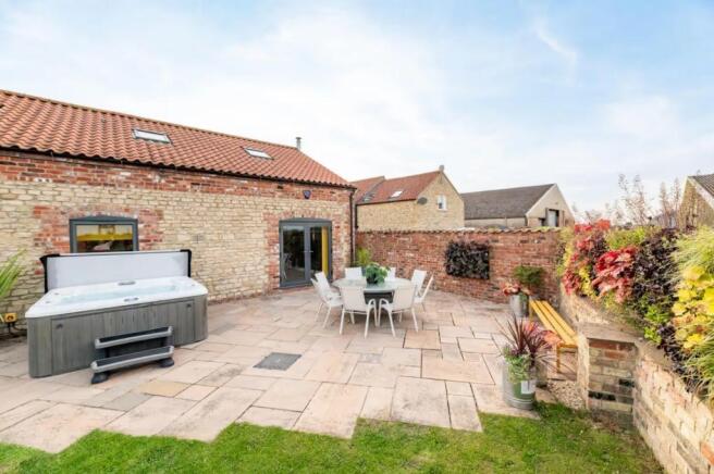 4 bed property, in Glebe Farm, £669,000
