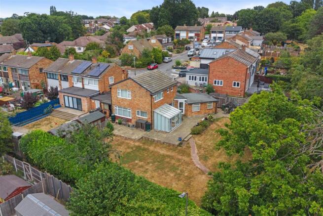 3 bed property, in Moat Edge Gardens, £650,000