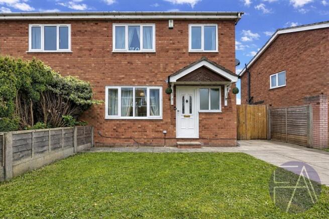 3 bed property, in Lancaster Drive, £215,000