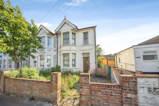 2 bed property, in Severn Road, £150,000