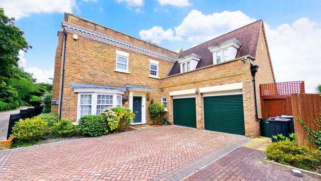 4 bed property, in Dickenswood Close, £1,300,000