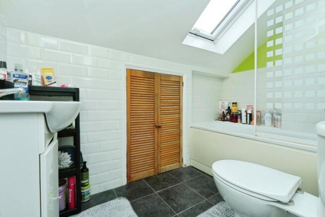 1 bed property, in Bedford Place, £200,000