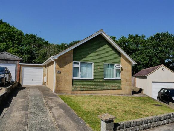 3 bed property, in Carrick Close, £370,000
