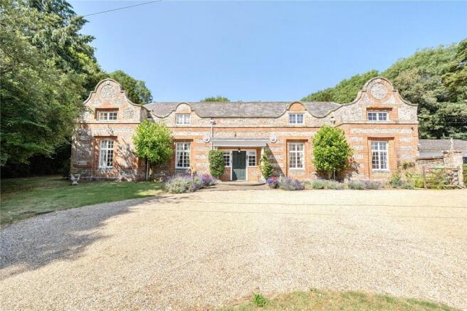 5 bed property, in Kimpton, £1,200,000