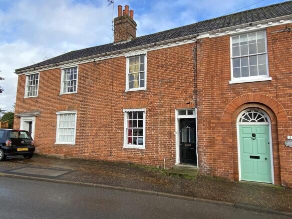 2 bed property, in Beccles Road, £250,000