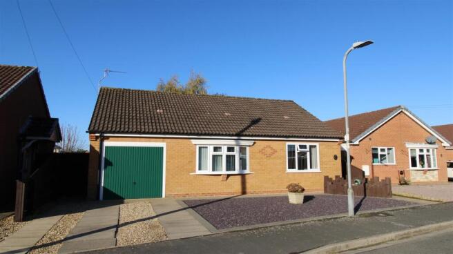 2 bed property, in Cedar Drive, £240,000