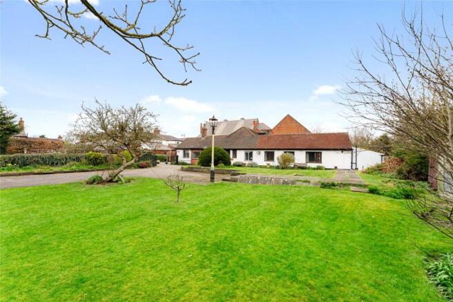 4 bed property, in Botanic Road, £625,000