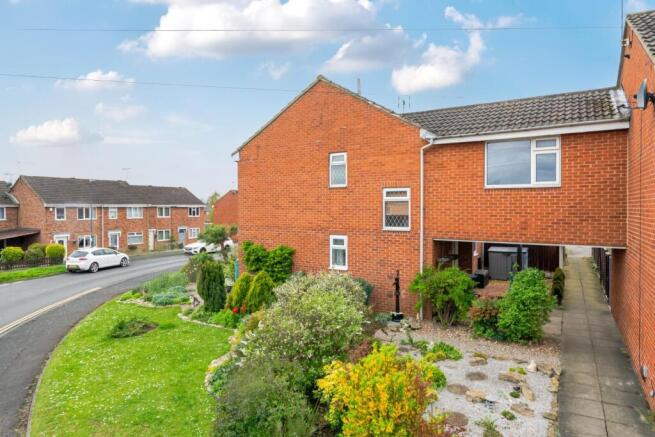 2 bed property, in Fairfield Road, £150,000