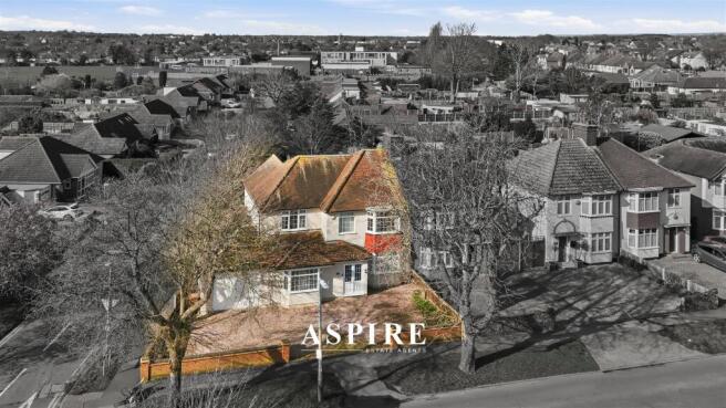 4 bed property, in Bradleigh Avenue, £800,000