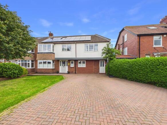 5 bed property, in Kennersdene, £750,000