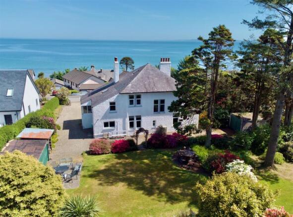 6 bed property, in Helenslea, £450,000