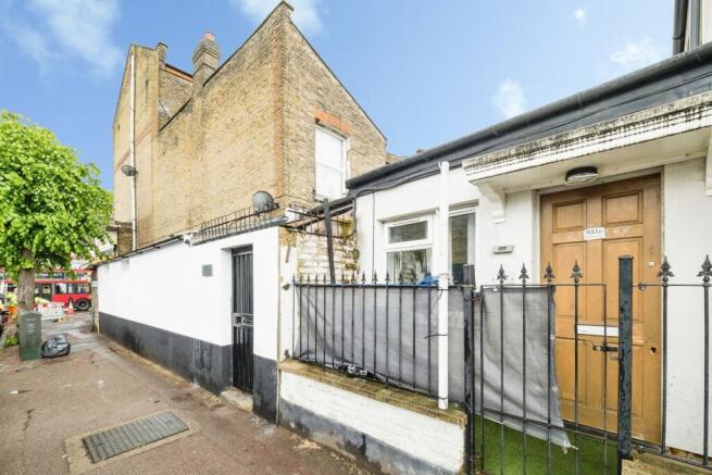 1 bed property, in Romford Road, £190,000