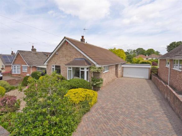 3 bed property, in Cliff Road, £430,000
