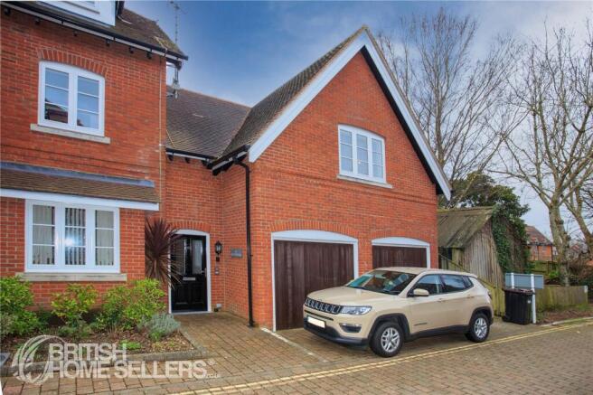2 bed property, in Gosport Lane, £180,000