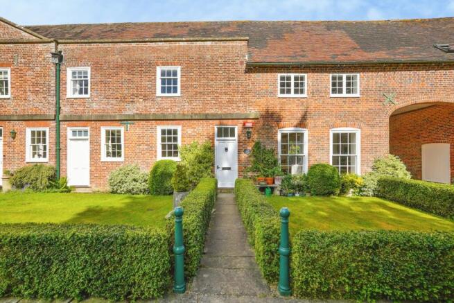 2 bed property, in Acrise, £450,000