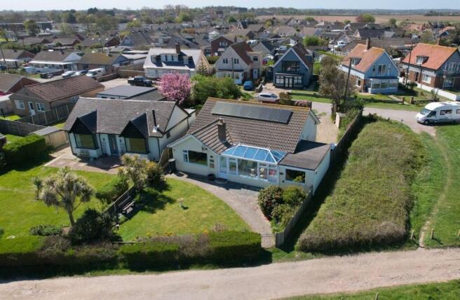 3 bed property, in The Promenade, £300,000