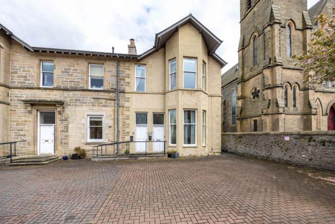 2 bed property, in Flat 4, £160,000