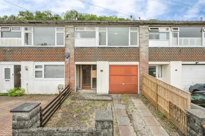 1 bed property, in Hill Close, £100,000