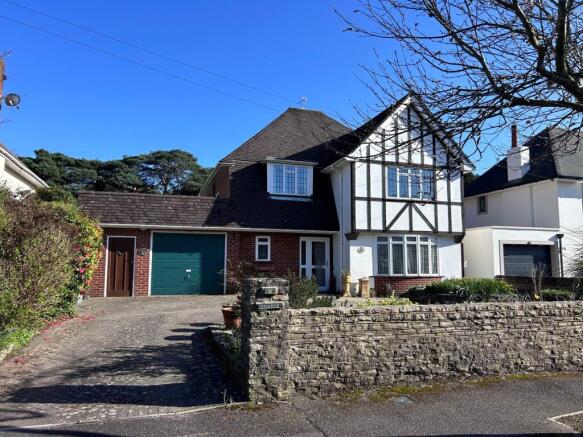 4 bed property, in Huntly Road, £775,000