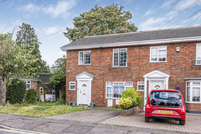 6 bed property, in Catherines Close, £570,000