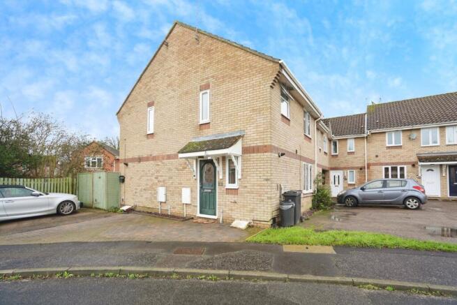 1 bed property, in Friday Wood Green, £170,000