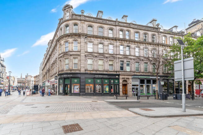 1 bed property, in Commercial Street, £105,000