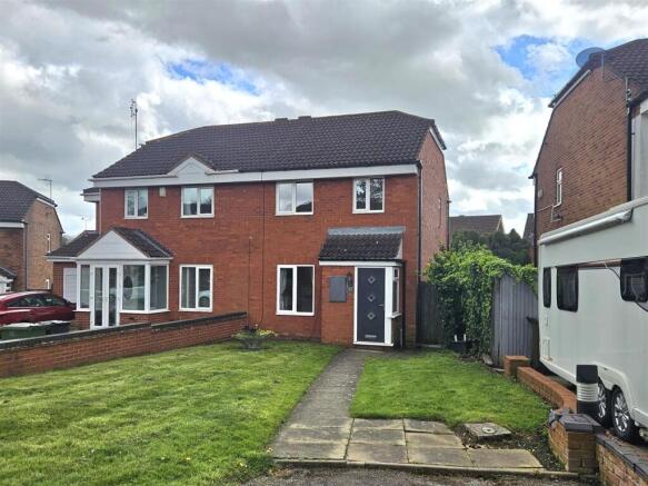 3 bed property, in Limbury Grove, £300,000