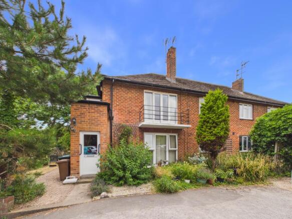 2 bed property, in Manor Court, £160,000