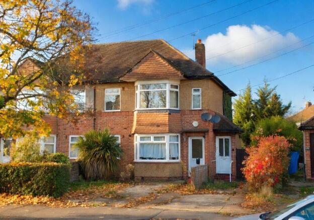 2 bed property, in 247A Shakespeare Avenue, £100,000