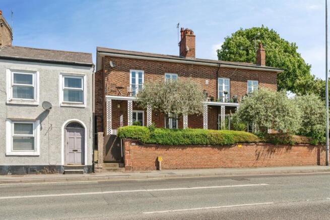2 bed property, in Boughton, £210,000