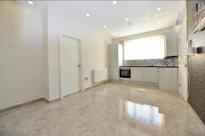 1 bed property, in Grenfell Avenue, £180,000