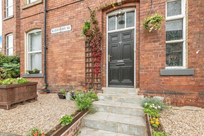 2 bed property, in Alverthorpe Road, £220,000