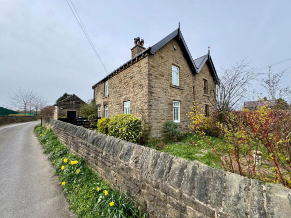 2 bed property, in Huddersfield Road, £295,000