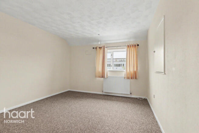 3 bed property, in Salhouse Road, £230,000