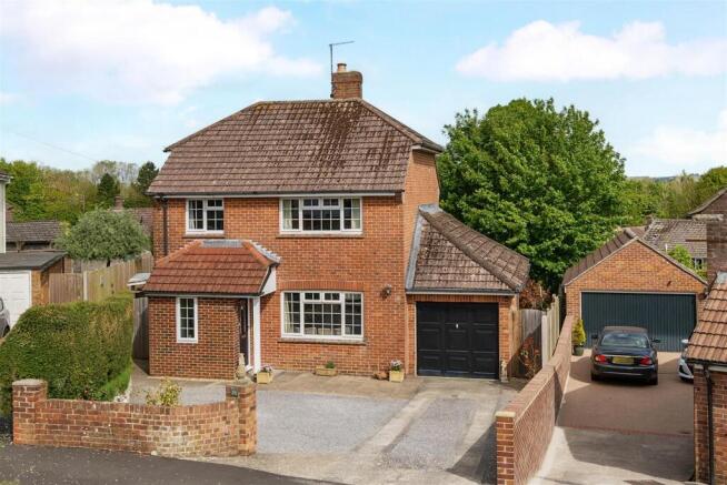 3 bed property, in Casterbridge Road, £550,000