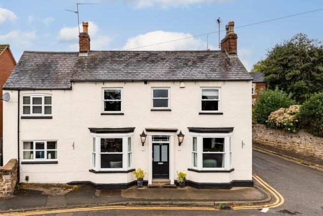 4 bed property, in High Street, £400,000