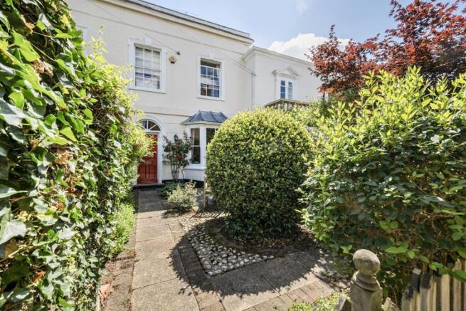 2 bed property, in Adelaide Square, £650,000