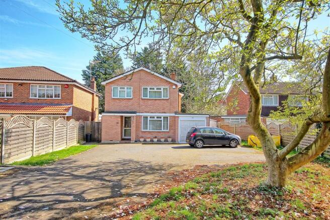 3 bed property, in Hoddesdon Road, £725,000