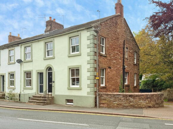 2 bed property, in Main Street, £155,000