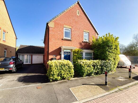 4 bed property, in Longacres, £335,000