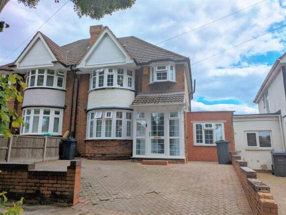3 bed property, in Old Farm Road, £325,000
