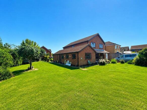 5 bed property, in Foxfield Chase, £600,000