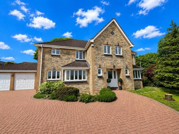 5 bed property, in Hillside Close, £660,000