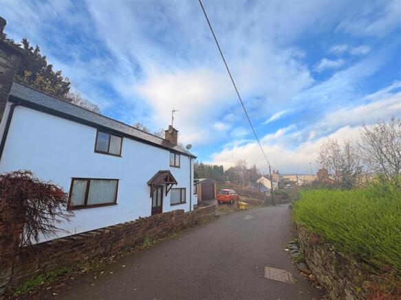 2 bed property, in Woodlands Road, £239,950