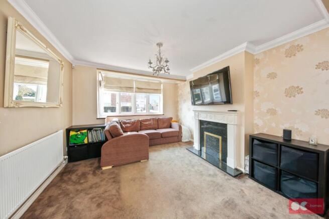 3 bed property, in Woodside Close, £425,000