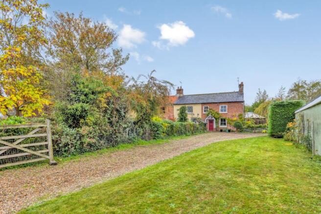 4 bed property, in Quintessential Cottage in Hindolveston, £400,000
