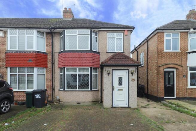 3 bed property, in Sutton Court Road, £475,000